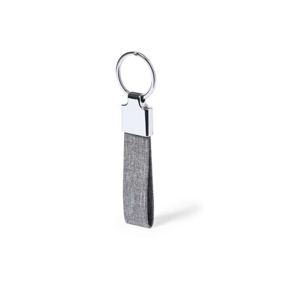 Elegante llavero con cinta fabricada en poliéster RPET 300D y accesorio cromado. Disponible en variada gama de colores, con distintivo RPET en la cinta y anilla metálica cromada. El material RPET se elabora a partir de plástico reciclado, para así fomentar la reutilización de residuos plásticos y ayudar a la sostenibilidad del planeta.