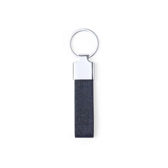 Elegante llavero con cinta fabricada en poliéster RPET 300D y accesorio cromado. Disponible en variada gama de colores, con distintivo RPET en la cinta y anilla metálica cromada. El material RPET se elabora a partir de plástico reciclado, para así fomentar la reutilización de residuos plásticos y ayudar a la sostenibilidad del planeta.