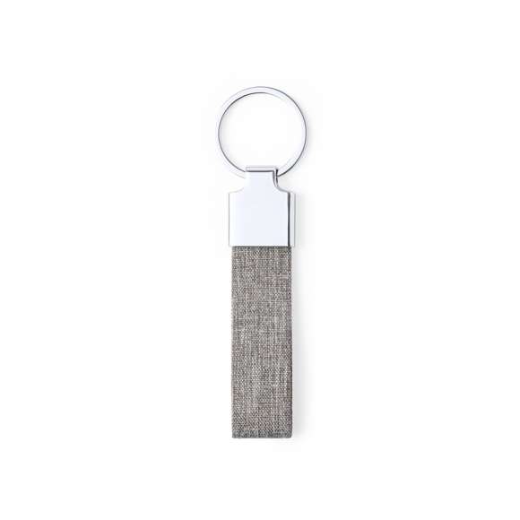 Elegante llavero con cinta fabricada en poliéster RPET 300D y accesorio cromado. Disponible en variada gama de colores, con distintivo RPET en la cinta y anilla metálica cromada. El material RPET se elabora a partir de plástico reciclado, para así fomentar la reutilización de residuos plásticos y ayudar a la sostenibilidad del planeta.