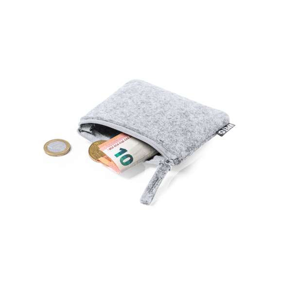 Elegante monedero fabricado en fieltro RPET. Compartimento principal con cierre de cremallera y tirador a juego. Con distintivo fieltro RPET en la etiqueta exterior. El fieltro RPET es fruto de la combinación del proceso de reciclaje de materiales plásticos junto con la técnica milenaria de fabricación del fieltro, dando como resultado un material de eco-tendencia que, además de ser de origen reciclado, también se convierte en reciclable.