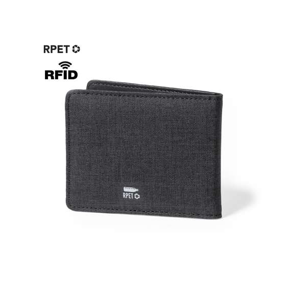 Elegante tarjetero billetero fabricado en poliéster RPET de acabado en color negro. Interior con 6 compartimentos independientes para tarjetas y amplio billetero. Con tecnología de seguridad RFID (Identificación por Radio Frecuencia) que mantiene seguros tus dispositivos de transmisión de identidad. Distintivo RPET en el exterior y RFID en el interior. El material RPET se elabora a partir de plástico reciclado, para así fomentar la reutilización de residuos plásticos y ayudar a la sostenibilidad del planeta.