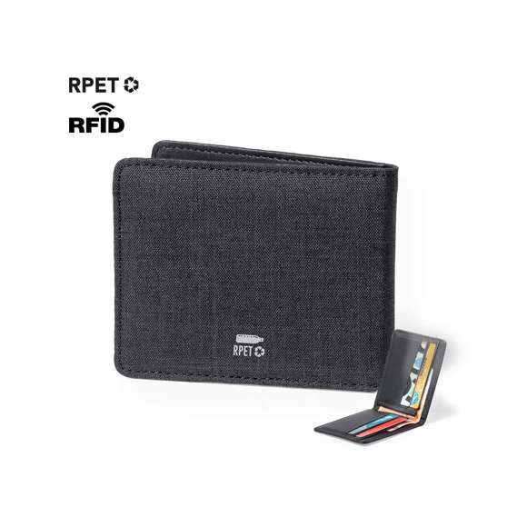 Elegante tarjetero billetero fabricado en poliéster RPET de acabado en color negro. Interior con 6 compartimentos independientes para tarjetas y amplio billetero. Con tecnología de seguridad RFID (Identificación por Radio Frecuencia) que mantiene seguros tus dispositivos de transmisión de identidad. Distintivo RPET en el exterior y RFID en el interior. El material RPET se elabora a partir de plástico reciclado, para así fomentar la reutilización de residuos plásticos y ayudar a la sostenibilidad del planeta.