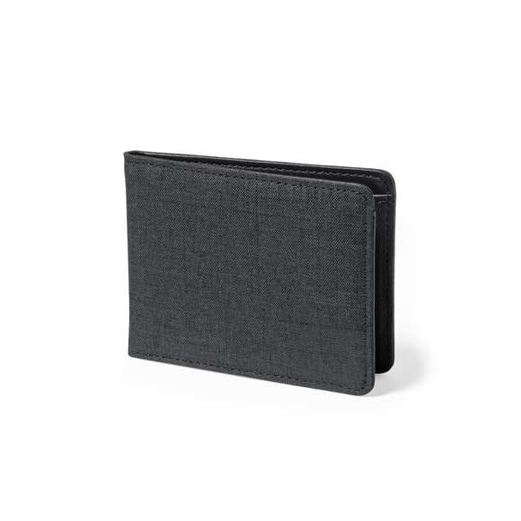 Elegante tarjetero billetero fabricado en poliéster RPET de acabado en color negro. Interior con 6 compartimentos independientes para tarjetas y amplio billetero. Con tecnología de seguridad RFID (Identificación por Radio Frecuencia) que mantiene seguros tus dispositivos de transmisión de identidad. Distintivo RPET en el exterior y RFID en el interior. El material RPET se elabora a partir de plástico reciclado, para así fomentar la reutilización de residuos plásticos y ayudar a la sostenibilidad del planeta.