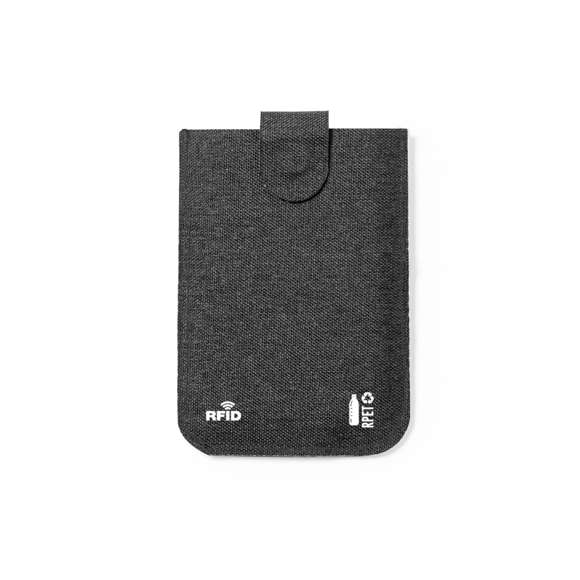 Elegante tarjetero fabricado en poliéster RPET de acabado en color negro. Con cierre imantado, capacidad para 5 tarjetas y mecanismo de extracción tirando de la cinta de cierre. Con tecnología de seguridad RFID (Identificación por Radio Frecuencia) que mantiene seguros tus dispositivos de transmisión de identidad. Distintivos RPET y RFID en el exterior. El material RPET se elabora a partir de plástico reciclado, para así fomentar la reutilización de residuos plásticos y ayudar a la sostenibilidad del planeta.