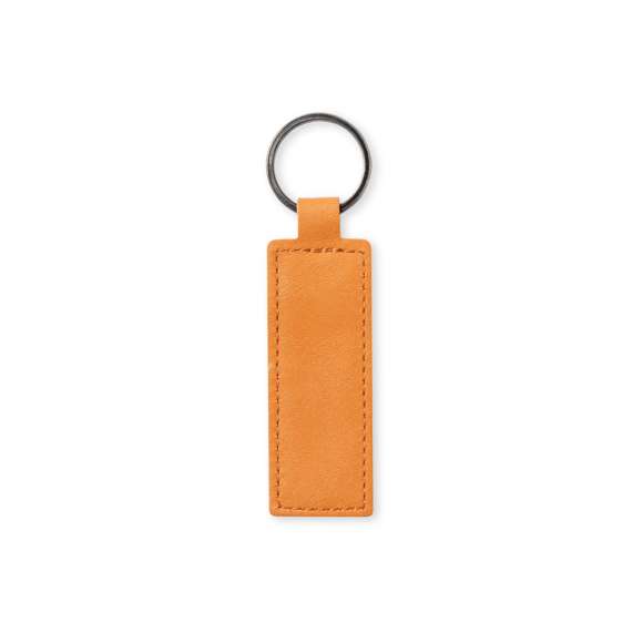 Llavero de línea nature fabricado en cuero reciclado. En tono marrón, con diseño rectangular y de acabado cosido. Grabado con distintivo cuero reciclado en una cara, con lado opuesto liso para impresión. Anilla metálica cromada y presentado en bolsa individual kraft.El cuero reciclado rescata las fibras desechadas en los procesos de fabricación del cuero, minimizando el desperdicio de material, contribuyendo a reducir el impacto ambiental y manteniendo a la vez sus propiedades originales.