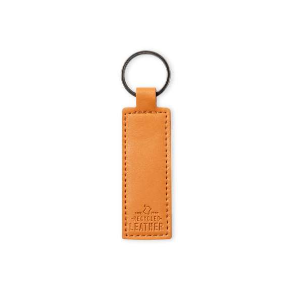 Llavero de línea nature fabricado en cuero reciclado. En tono marrón, con diseño rectangular y de acabado cosido. Grabado con distintivo cuero reciclado en una cara, con lado opuesto liso para impresión. Anilla metálica cromada y presentado en bolsa individual kraft.El cuero reciclado rescata las fibras desechadas en los procesos de fabricación del cuero, minimizando el desperdicio de material, contribuyendo a reducir el impacto ambiental y manteniendo a la vez sus propiedades originales.