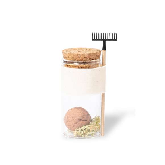 Bombón de semillas de línea nature. De flores silvestres y presentado en bote de cristal con tapón de corcho natural. Disponible en modelos rastrillo y pala.