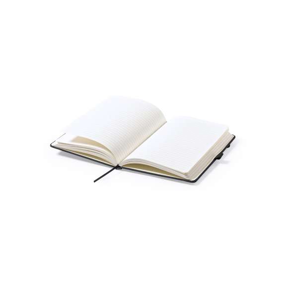 Bloc de notas fabricado en polipiel de elegante acabado en negro. Con tapas duras, marcapáginas y elástico de sujeción a juego. Interior con 100 hojas de disposición a 1 raya y soporte para bolígrafo (bolígrafo no incluido).