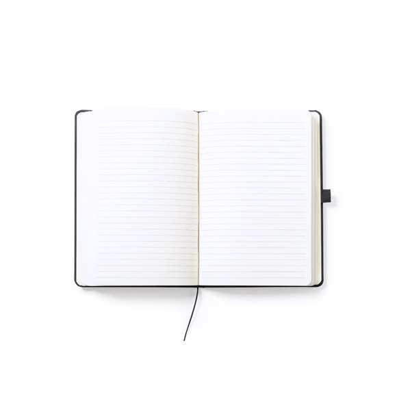 Bloc de notas fabricado en polipiel de elegante acabado en negro. Con tapas duras, marcapáginas y elástico de sujeción a juego. Interior con 100 hojas de disposición a 1 raya y soporte para bolígrafo (bolígrafo no incluido).