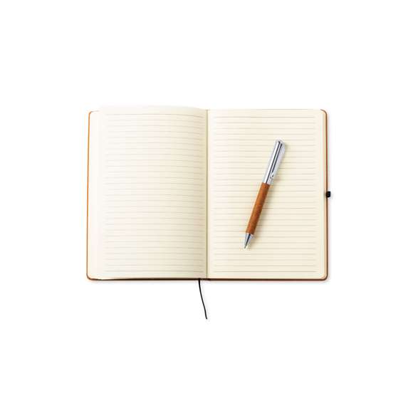 Set de bloc de notas y bolígrafo en cuero reciclado. Incluye: Bloc de notas con tapas rígidas fabricadas en cuero reciclado. Interior con 100 hojas de disposición a una raya. Incluye marcapáginas, elástico de cierre y soporte para bolígrafo a juego. Con distintivo cuero reciclado en contraportada.Bolígrafo fabricado en metal cromado y con cuerpo recubierto en cuero reciclado. Elegante clip metálico y accesorios a juego. De mecanismo giratorio y en tinta azul, con distintivo cuero reciclado en cuerpo.Set presentado en estuche individual de diseño kraft, con compartimento independiente para bloc de notas y bolígrafo.El cuero reciclado rescata las fibras desechadas en los procesos de fabricación del cuero, minimizando el desperdicio de material, contribuyendo a reducir el impacto ambiental y manteniendo a la vez sus propiedades originales.