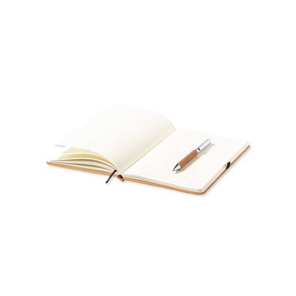 Set de bloc de notas y bolígrafo en cuero reciclado. Incluye: Bloc de notas con tapas rígidas fabricadas en cuero reciclado. Interior con 100 hojas de disposición a una raya. Incluye marcapáginas, elástico de cierre y soporte para bolígrafo a juego. Con distintivo cuero reciclado en contraportada.Bolígrafo fabricado en metal cromado y con cuerpo recubierto en cuero reciclado. Elegante clip metálico y accesorios a juego. De mecanismo giratorio y en tinta azul, con distintivo cuero reciclado en cuerpo.Set presentado en estuche individual de diseño kraft, con compartimento independiente para bloc de notas y bolígrafo.El cuero reciclado rescata las fibras desechadas en los procesos de fabricación del cuero, minimizando el desperdicio de material, contribuyendo a reducir el impacto ambiental y manteniendo a la vez sus propiedades originales.