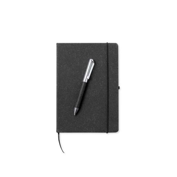 Set de bloc de notas y bolígrafo en cuero reciclado. Incluye: Bloc de notas con tapas rígidas fabricadas en cuero reciclado. Interior con 100 hojas de disposición a una raya. Incluye marcapáginas, elástico de cierre y soporte para bolígrafo a juego. Con distintivo cuero reciclado en contraportada.Bolígrafo fabricado en metal cromado y con cuerpo recubierto en cuero reciclado. Elegante clip metálico y accesorios a juego. De mecanismo giratorio y en tinta azul, con distintivo cuero reciclado en cuerpo.Set presentado en estuche individual de diseño kraft, con compartimento independiente para bloc de notas y bolígrafo.El cuero reciclado rescata las fibras desechadas en los procesos de fabricación del cuero, minimizando el desperdicio de material, contribuyendo a reducir el impacto ambiental y manteniendo a la vez sus propiedades originales.