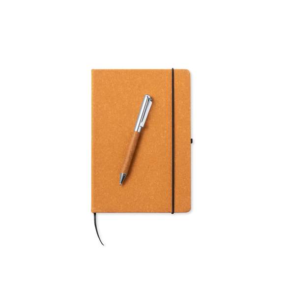 Set de bloc de notas y bolígrafo en cuero reciclado. Incluye: Bloc de notas con tapas rígidas fabricadas en cuero reciclado. Interior con 100 hojas de disposición a una raya. Incluye marcapáginas, elástico de cierre y soporte para bolígrafo a juego. Con distintivo cuero reciclado en contraportada.Bolígrafo fabricado en metal cromado y con cuerpo recubierto en cuero reciclado. Elegante clip metálico y accesorios a juego. De mecanismo giratorio y en tinta azul, con distintivo cuero reciclado en cuerpo.Set presentado en estuche individual de diseño kraft, con compartimento independiente para bloc de notas y bolígrafo.El cuero reciclado rescata las fibras desechadas en los procesos de fabricación del cuero, minimizando el desperdicio de material, contribuyendo a reducir el impacto ambiental y manteniendo a la vez sus propiedades originales.