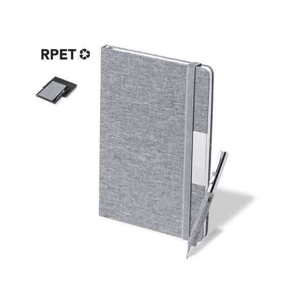 Set de bloc de notas y bolígrafo en RPET, elaborado a partir de plástico reciclado para así fomentar la reutilización de residuos plásticos y ayudar a la sostenibilidad del planeta. Incluye: Bloc de notas de tapas rígidas, con detalle metálico en la portada, marcapáginas de tela y elástico de sujeción a juego. 100 hojas interiores con disposición a una raya y distintivo RPET.Bolígrafo fabricado en metal cromado y con cuerpo recubierto en poliéster RPET. Elegante clip metálico y accesorios a juego, de mecanismo giratorio y en tinta azul. Con distintivo RPET en cuerpo.Set presentado en elegante estuche de diseño en color negro, con compartimento independiente para bloc de notas y bolígrafo.