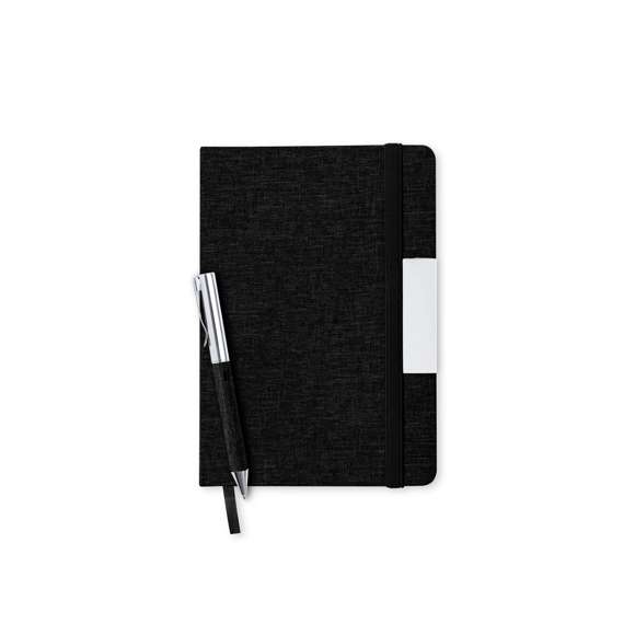 Set de bloc de notas y bolígrafo en RPET, elaborado a partir de plástico reciclado para así fomentar la reutilización de residuos plásticos y ayudar a la sostenibilidad del planeta. Incluye: Bloc de notas de tapas rígidas, con detalle metálico en la portada, marcapáginas de tela y elástico de sujeción a juego. 100 hojas interiores con disposición a una raya y distintivo RPET.Bolígrafo fabricado en metal cromado y con cuerpo recubierto en poliéster RPET. Elegante clip metálico y accesorios a juego, de mecanismo giratorio y en tinta azul. Con distintivo RPET en cuerpo.Set presentado en elegante estuche de diseño en color negro, con compartimento independiente para bloc de notas y bolígrafo.