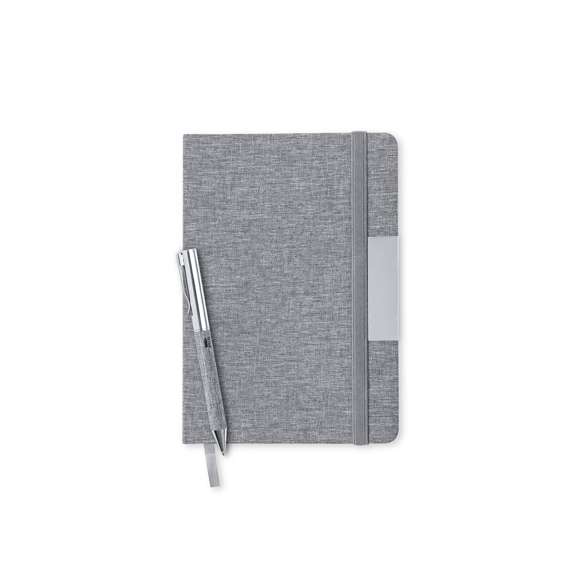 Set de bloc de notas y bolígrafo en RPET, elaborado a partir de plástico reciclado para así fomentar la reutilización de residuos plásticos y ayudar a la sostenibilidad del planeta. Incluye: Bloc de notas de tapas rígidas, con detalle metálico en la portada, marcapáginas de tela y elástico de sujeción a juego. 100 hojas interiores con disposición a una raya y distintivo RPET.Bolígrafo fabricado en metal cromado y con cuerpo recubierto en poliéster RPET. Elegante clip metálico y accesorios a juego, de mecanismo giratorio y en tinta azul. Con distintivo RPET en cuerpo.Set presentado en elegante estuche de diseño en color negro, con compartimento independiente para bloc de notas y bolígrafo.