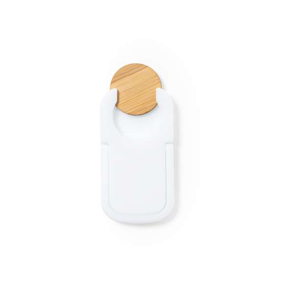 Soporte multifunción para smartphone, con moneda para carro de la compra integrada y anilla/soporte plegable. Cuerpo fabricado en resistente ABS de acabado blanco, con moneda en bambú. Con adhesivo de fijación extra fuerte y libre de residuos al despegarlo del dispositivo.