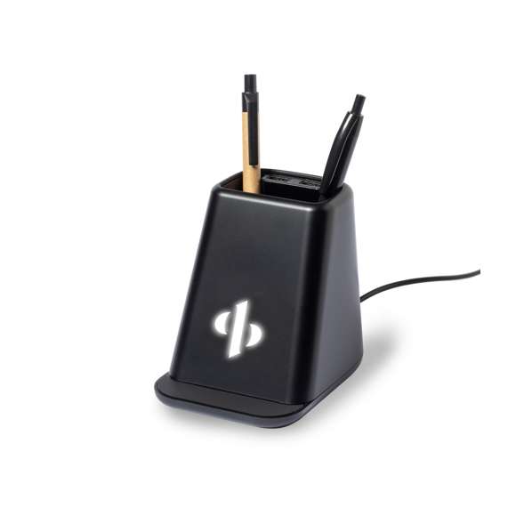 Lapicero multifunción con luz, especialmente diseñado para marcaje en láser e iluminar el logotipo.Con soporte para smartphone y cargador inalámbrico 15W integrado, compatible con dispositivos equipados con tecnología de carga inalámbrica Qi. Incluye 2 salidas USB (5V DC 2A)y cable de carga Tipo C de 150 cm. Base antideslizante y presentado en caja individual de diseño kraft, con manual de instrucciones en español e inglés.Fabricado conforme a los estándares RoHS y en cumplimiento con los siguientes requisitos de seguridad:Sistema de protección contra sobrecalentamiento.Sistema de protección contra sobrecarga.Sistema de bloqueo para evitar cortocircuitos.
