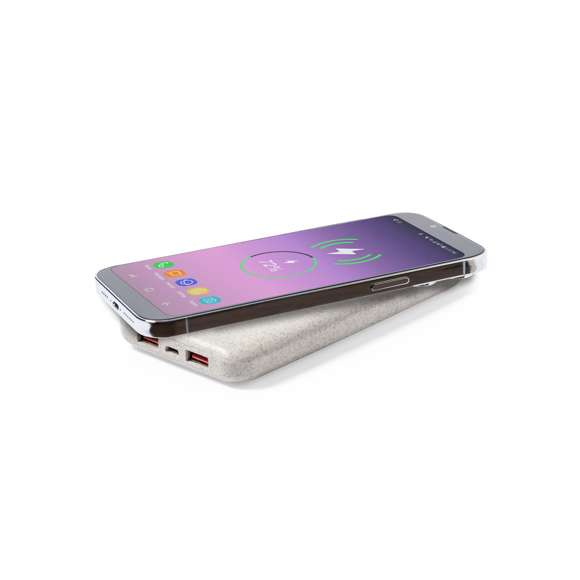Batería auxiliar externa de 8.000 mAh, con cargador inalámbrico integrado 10W. Fabricada en caña de trigo, para así fomentar la utilización de materias primas naturales y reducir las emisiones contaminantes.2 salidas USB, con conexión Tipo C dual de entrada y salida e indicador LED de estado de carga. Compatible con dispositivos equipados con tecnología de carga inalámbrica Qi, cable de carga Tipo C incluido. Presentado en caja individual de diseño kraft, con manual de instrucciones en español e inglés. Entrada/Salida USB C: 5-12V DC 3-1.5V, PD18WSalidas USB: 5-12V DC 3-1.5ALas capacidades mostradas en todas nuestras baterías auxiliares externas son reales, incorporando todas ellas baterías de grado A y no recicladas, con una vida útil de al menos 500 ciclos de carga y según normativa CE. Además, están fabricadas conforme a los estándares RoHS y en cumplimiento con los siguientes requisitos de seguridad:Sistema de protección contra sobrecarga del power bank. Sistema de protección contra descarga completa que proporciona una mayor durabilidad del power bank. Sistema de bloqueo para evitar cortocircuitos. Sistema de transferencia de carga constante, acorde con la capacidad del dispositivo de destino.