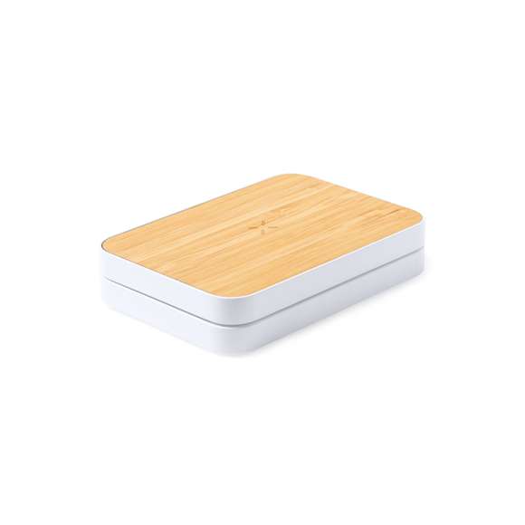 Cargador inalámbrico plegable 15W. Con base fabricada en resistente ABS de color blanco y superficie de carga en bambú, con soporte telescópico integrado. Compatible con dispositivos equipados con tecnología de carga inalámbrica Qi, con cable de carga Tipo C incluido. Presentado en caja individual de diseño kraft, con manual de instrucciones en español e inglés.  Fabricado conforme a los estándares RoHS y en cumplimiento con los siguientes requisitos de seguridad:  Sistema de protección contra sobrecalentamiento. Sistema de protección contra sobrecarga. Sistema de bloqueo para evitar cortocircuitos.