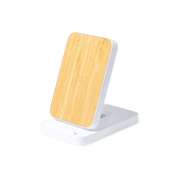 Cargador inalámbrico plegable 15W. Con base fabricada en resistente ABS de color blanco y superficie de carga en bambú, con soporte telescópico integrado. Compatible con dispositivos equipados con tecnología de carga inalámbrica Qi, con cable de carga Tipo C incluido. Presentado en caja individual de diseño kraft, con manual de instrucciones en español e inglés.  Fabricado conforme a los estándares RoHS y en cumplimiento con los siguientes requisitos de seguridad:  Sistema de protección contra sobrecalentamiento. Sistema de protección contra sobrecarga. Sistema de bloqueo para evitar cortocircuitos.