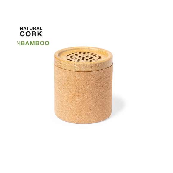 Altavoz Bluetooth® de tamaño compacto y 3W de potencia. Combinación eco de cuerpo en corcho natural con rejilla de bambú. Batería de litio de 300mAh, con cable de carga Tipo C incluido. Presentado en caja individual de diseño kraft, con manual de instrucciones en español e inglés.
