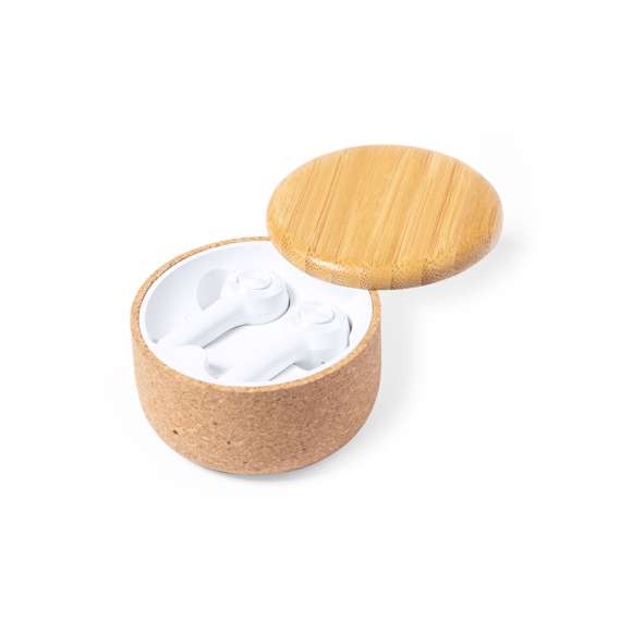 Auriculares intraurales de conexión Bluetooth® 5.0, con batería integrada de litio de 30 mAh en cada auricular y en elegante acabado de color blanco. De diseño ergonómico, incluyen botón de control táctil en el auricular y función manos libres. Base de carga en corcho natural con tapa en bambú. Base de 300 mAh de capacidad e indicador LED de estado de carga, con cable de carga Tipo C incluido. Presentación en caja individual de diseño kraft, con manual de instrucciones en español e inglés.
