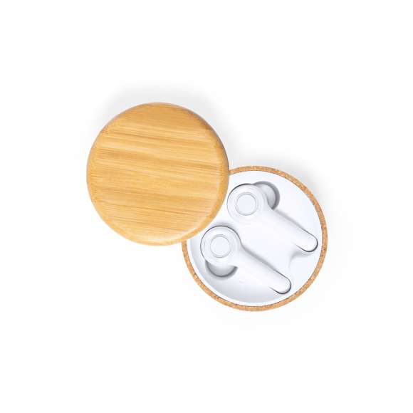 Auriculares intraurales de conexión Bluetooth® 5.0, con batería integrada de litio de 30 mAh en cada auricular y en elegante acabado de color blanco. De diseño ergonómico, incluyen botón de control táctil en el auricular y función manos libres. Base de carga en corcho natural con tapa en bambú. Base de 300 mAh de capacidad e indicador LED de estado de carga, con cable de carga Tipo C incluido. Presentación en caja individual de diseño kraft, con manual de instrucciones en español e inglés.