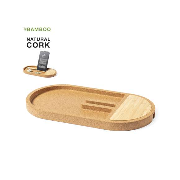 Cargador organizador inalámbrico 15W. Con base fabricada en en corcho natural y superficie de carga en bambú. Soporte para smartphone integrado y espacio de almacenaje para artículos de escritorio. Compatible con dispositivos equipados con tecnología de carga inalámbrica Qi, con indicador LED de estado de carga y cable de carga Tipo C incluido. Base antideslizante y presentado en caja individual de diseño kraft, con manual de instrucciones en español e inglés.Fabricado conforme a los estándares RoHS y en cumplimiento con los siguientes requisitos de seguridad:Sistema de protección contra sobrecalentamiento.Sistema de protección contra sobrecarga.Sistema de bloqueo para evitar cortocircuitos.