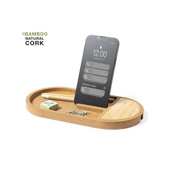 Cargador organizador inalámbrico 15W. Con base fabricada en en corcho natural y superficie de carga en bambú. Soporte para smartphone integrado y espacio de almacenaje para artículos de escritorio. Compatible con dispositivos equipados con tecnología de carga inalámbrica Qi, con indicador LED de estado de carga y cable de carga Tipo C incluido. Base antideslizante y presentado en caja individual de diseño kraft, con manual de instrucciones en español e inglés.Fabricado conforme a los estándares RoHS y en cumplimiento con los siguientes requisitos de seguridad:Sistema de protección contra sobrecalentamiento.Sistema de protección contra sobrecarga.Sistema de bloqueo para evitar cortocircuitos.