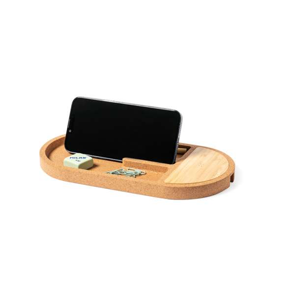 Cargador organizador inalámbrico 15W. Con base fabricada en en corcho natural y superficie de carga en bambú. Soporte para smartphone integrado y espacio de almacenaje para artículos de escritorio. Compatible con dispositivos equipados con tecnología de carga inalámbrica Qi, con indicador LED de estado de carga y cable de carga Tipo C incluido. Base antideslizante y presentado en caja individual de diseño kraft, con manual de instrucciones en español e inglés.Fabricado conforme a los estándares RoHS y en cumplimiento con los siguientes requisitos de seguridad:Sistema de protección contra sobrecalentamiento.Sistema de protección contra sobrecarga.Sistema de bloqueo para evitar cortocircuitos.