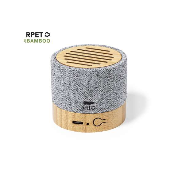 Compacto altavoz de línea nature y conexión Bluetooth®. Carcasa fabricada en bambú y poliéster RPET, elaborado a partir de plástico reciclado, para así fomentar la reutilización de residuos plásticos y ayudar a la sostenibilidad del planeta. 3W de potencia, batería de 300 mAh y conexión Bluetooth® 5.0. Incluye cable cargador Tipo C y manual de instrucciones en español e inglés. Con distintivo RPET y presentado en caja individual de diseño kraft.