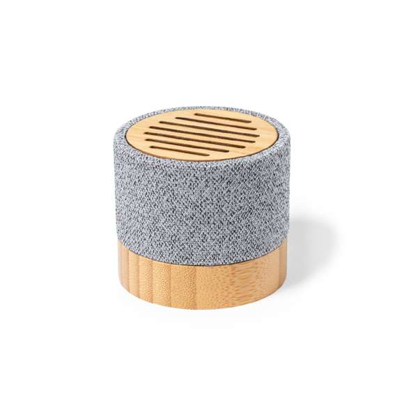 Compacto altavoz de línea nature y conexión Bluetooth®. Carcasa fabricada en bambú y poliéster RPET, elaborado a partir de plástico reciclado, para así fomentar la reutilización de residuos plásticos y ayudar a la sostenibilidad del planeta. 3W de potencia, batería de 300 mAh y conexión Bluetooth® 5.0. Incluye cable cargador Tipo C y manual de instrucciones en español e inglés. Con distintivo RPET y presentado en caja individual de diseño kraft.