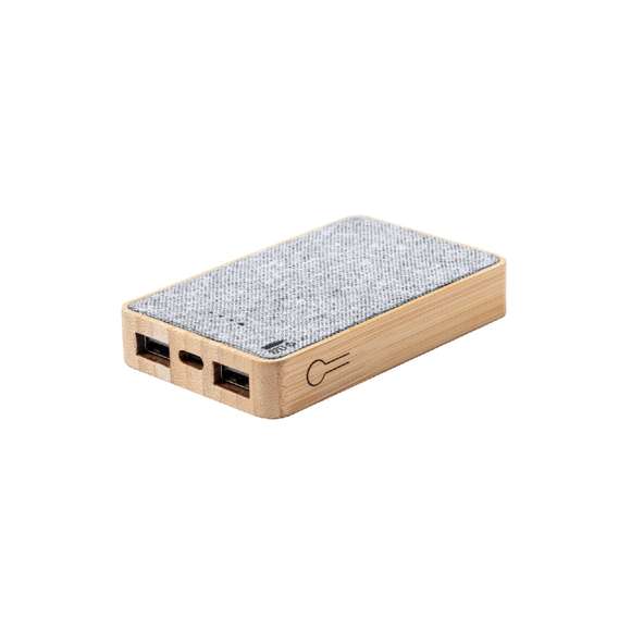 Batería auxiliar externa de 5.000 mAh, fabricada en bambú y poliéster RPET, elaborado a partir de plástico reciclado, para así fomentar la reutilización de residuos plásticos y ayudar a la sostenibilidad del planeta. Con 2 salidas USB y conexión dual de entrada y salida Tipo C. Cable de carga Tipo C incluido, con distintivo RPET y presentada en caja individual de diseño kraft. Disponible manual de instrucciones en español e inglés.Entrada/Salida USB C: 5V DC 2.4VSalida USB: 5V DC 2.4ALas capacidades mostradas en todas nuestras baterías auxiliares externas son reales, incorporando todas ellas baterías de grado A y no recicladas, con una vida útil de al menos 500 ciclos de carga y según normativa CE. Además, están fabricadas conforme a los estándares RoHS y en cumplimiento con los siguientes requisitos de seguridad:Sistema de protección contra sobrecarga del power bank. Sistema de protección contra descarga completa que proporciona una mayor durabilidad del power bank. Sistema de bloqueo para evitar cortocircuitos. Sistema de transferencia de carga constante, acorde con la capacidad del dispositivo de destino.