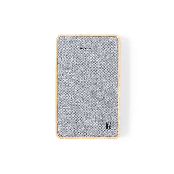 Batería auxiliar externa de 5.000 mAh, fabricada en bambú y poliéster RPET, elaborado a partir de plástico reciclado, para así fomentar la reutilización de residuos plásticos y ayudar a la sostenibilidad del planeta. Con 2 salidas USB y conexión dual de entrada y salida Tipo C. Cable de carga Tipo C incluido, con distintivo RPET y presentada en caja individual de diseño kraft. Disponible manual de instrucciones en español e inglés.Entrada/Salida USB C: 5V DC 2.4VSalida USB: 5V DC 2.4ALas capacidades mostradas en todas nuestras baterías auxiliares externas son reales, incorporando todas ellas baterías de grado A y no recicladas, con una vida útil de al menos 500 ciclos de carga y según normativa CE. Además, están fabricadas conforme a los estándares RoHS y en cumplimiento con los siguientes requisitos de seguridad:Sistema de protección contra sobrecarga del power bank. Sistema de protección contra descarga completa que proporciona una mayor durabilidad del power bank. Sistema de bloqueo para evitar cortocircuitos. Sistema de transferencia de carga constante, acorde con la capacidad del dispositivo de destino.