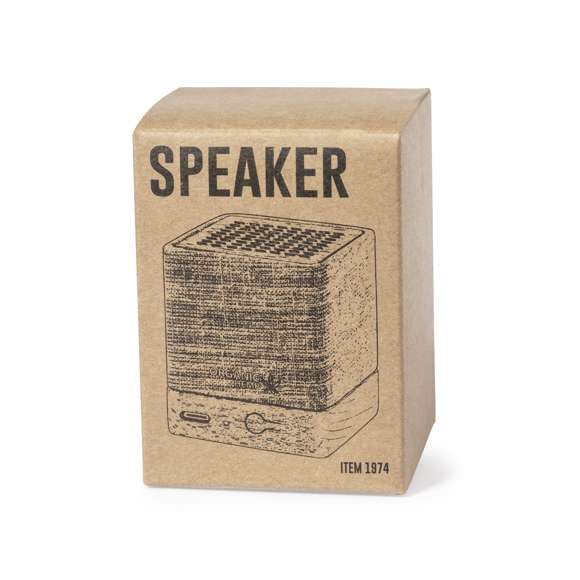  	Altavoz Bluetooth® con carcasa fabricada en combinación de cáñamo orgánico y madera natural. 	 	3W de potencia, batería de 300mAh y conexión Bluetooth® 5.0. Incluye cable cargador Tipo C y manual de instrucciones en español e inglés. Presentado en caja individual de diseño kraft. 	 	El cáñamo se obtiene de la planta cannabis, cuyos procesos tanto de cultivo como de obtención de fibras, son respetuosos con el medio ambiente, dando como resultado un material de gran resistencia, de origen natural y sostenible.