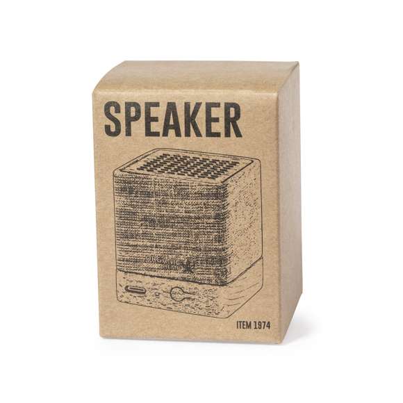  	Altavoz Bluetooth® con carcasa fabricada en combinación de cáñamo orgánico y madera natural. 	 	3W de potencia, batería de 300mAh y conexión Bluetooth® 5.0. Incluye cable cargador Tipo C y manual de instrucciones en español e inglés. Presentado en caja individual de diseño kraft. 	 	El cáñamo se obtiene de la planta cannabis, cuyos procesos tanto de cultivo como de obtención de fibras, son respetuosos con el medio ambiente, dando como resultado un material de gran resistencia, de origen natural y sostenible.