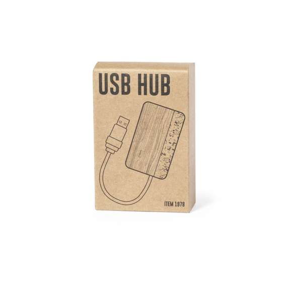 Puerto USB 2.0 de línea nature. Fabricado en bambú, con detalle en extracto de mármol. Incluye puerto Tipo C y 2 puertos USB, con entrada dual USB/Tipo C. Presentado en caja individual de diseño kraft.Fabricado conforme a estándares RoHS, con sistema de bloqueo para evitar cortocircuitos.