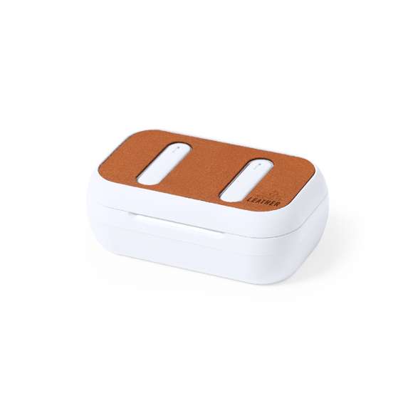 Auriculares intraurales Bluetooth®, fabricados en RABS y en elegante color blanco, con la tapa de la base de carga forrada en cuero reciclado.Conexión Bluetooth® 5.1, función manos libres y batería de 30 mAh. De diseño ergonómico, incluyen botón de control táctil integrado en cada auricular y luz LED de estado de carga. Base de carga a juego, con batería de 300mAh. Incluye cable cargador Tipo C y manual de instrucciones en español e inglés. Presentado en caja individual de diseño kraft.El material RABS o ABS Reciclado y el cuero reciclado proceden del reciclado de artículos al final de su vida útil. Los materiales reciclados empleados incorporan la certificación RCS, que garantiza el origen reciclado de los mismos.