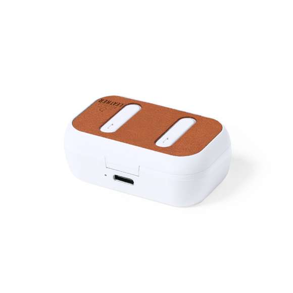 Auriculares intraurales Bluetooth®, fabricados en RABS y en elegante color blanco, con la tapa de la base de carga forrada en cuero reciclado.Conexión Bluetooth® 5.1, función manos libres y batería de 30 mAh. De diseño ergonómico, incluyen botón de control táctil integrado en cada auricular y luz LED de estado de carga. Base de carga a juego, con batería de 300mAh. Incluye cable cargador Tipo C y manual de instrucciones en español e inglés. Presentado en caja individual de diseño kraft.El material RABS o ABS Reciclado y el cuero reciclado proceden del reciclado de artículos al final de su vida útil. Los materiales reciclados empleados incorporan la certificación RCS, que garantiza el origen reciclado de los mismos.