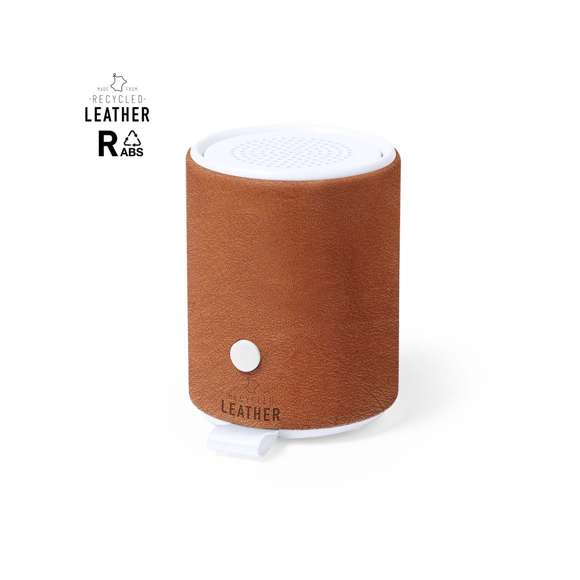 Altavoz Bluetooth® con carcasa fabricada en RABS y forrada en cuero reciclado.Con 3W de potencia y batería de 400 mAh. Conexión Bluetooth® 5.0, con ranura para tarjeta micro SD y base antideslizante. Incluye cable cargador Tipo C y manual de instrucciones en español e inglés. Presentado en caja individual de diseño kraft.El material RABS o ABS Reciclado y el cuero reciclado proceden del reciclado de artículos al final de su vida útil. Los materiales reciclados empleados incorporan la certificación RCS, que garantiza el origen reciclado de los mismos.