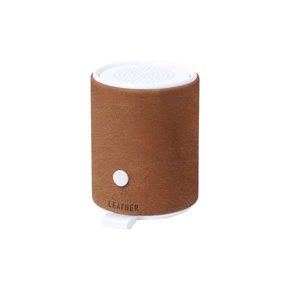 Altavoz Bluetooth® con carcasa fabricada en RABS y forrada en cuero reciclado.Con 3W de potencia y batería de 400 mAh. Conexión Bluetooth® 5.0, con ranura para tarjeta micro SD y base antideslizante. Incluye cable cargador Tipo C y manual de instrucciones en español e inglés. Presentado en caja individual de diseño kraft.El material RABS o ABS Reciclado y el cuero reciclado proceden del reciclado de artículos al final de su vida útil. Los materiales reciclados empleados incorporan la certificación RCS, que garantiza el origen reciclado de los mismos.