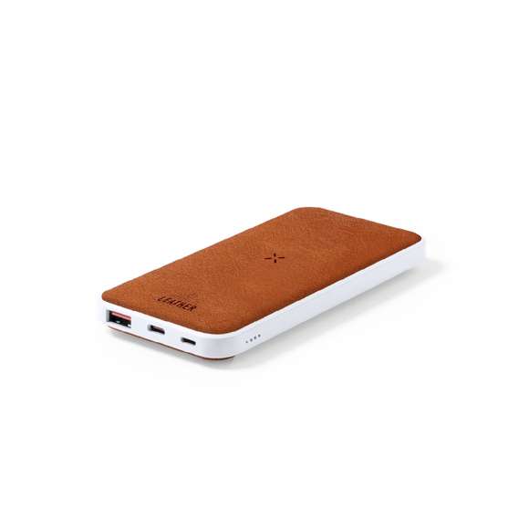 Batería auxiliar externa de 8.000 mAh con cargador inalámbrico integrado 10W, fabricada en combinación de RABS y cuero reciclado. Salida USB, con conexiones Tipo C de entrada y salida y Micro USB de entrada. Con indicadores LED de estado de carga y compatible con dispositivos equipados con tecnología de carga inalámbrica Qi. Incluye cable cargador Tipo C y manual de instrucciones en español e inglés. Presentado en caja individual de diseño kraft.Entrada/Salida USB C: 5-12V DC 3-1.5V, PD18WEntrada Micro USB: 5V DC 3ASalida USB: 5-12V DC 3-1.5AEl material RABS o ABS Reciclado y el cuero reciclado proceden del reciclado de artículos al final de su vida útil. Los materiales reciclados empleados incorporan la certificación RCS que garantiza el origen reciclado de los mismos.Las capacidades mostradas en todas nuestras baterías auxiliares externas son reales, incorporando todas ellas baterías de grado A y no recicladas, con una vida útil de al menos 500 ciclos de carga y según normativa CE. Además, están fabricadas conforme a los estándares RoHS y en cumplimiento con los siguientes requisitos de seguridad:Sistema de protección contra sobrecarga del power bank. Sistema de protección contra descarga completa que proporciona una mayor durabilidad del power bank. Sistema de bloqueo para evitar cortocircuitos. Sistema de transferencia de carga constante, acorde con la capacidad del dispositivo de destino.