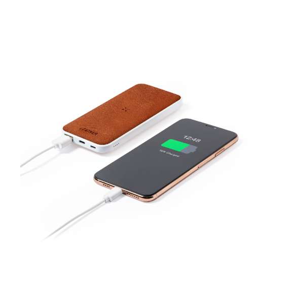 Batería auxiliar externa de 8.000 mAh con cargador inalámbrico integrado 10W, fabricada en combinación de RABS y cuero reciclado. Salida USB, con conexiones Tipo C de entrada y salida y Micro USB de entrada. Con indicadores LED de estado de carga y compatible con dispositivos equipados con tecnología de carga inalámbrica Qi. Incluye cable cargador Tipo C y manual de instrucciones en español e inglés. Presentado en caja individual de diseño kraft.Entrada/Salida USB C: 5-12V DC 3-1.5V, PD18WEntrada Micro USB: 5V DC 3ASalida USB: 5-12V DC 3-1.5AEl material RABS o ABS Reciclado y el cuero reciclado proceden del reciclado de artículos al final de su vida útil. Los materiales reciclados empleados incorporan la certificación RCS que garantiza el origen reciclado de los mismos.Las capacidades mostradas en todas nuestras baterías auxiliares externas son reales, incorporando todas ellas baterías de grado A y no recicladas, con una vida útil de al menos 500 ciclos de carga y según normativa CE. Además, están fabricadas conforme a los estándares RoHS y en cumplimiento con los siguientes requisitos de seguridad:Sistema de protección contra sobrecarga del power bank. Sistema de protección contra descarga completa que proporciona una mayor durabilidad del power bank. Sistema de bloqueo para evitar cortocircuitos. Sistema de transferencia de carga constante, acorde con la capacidad del dispositivo de destino.