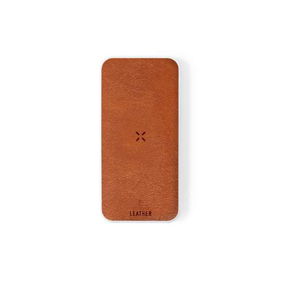Batería auxiliar externa de 8.000 mAh con cargador inalámbrico integrado 10W, fabricada en combinación de RABS y cuero reciclado. Salida USB, con conexiones Tipo C de entrada y salida y Micro USB de entrada. Con indicadores LED de estado de carga y compatible con dispositivos equipados con tecnología de carga inalámbrica Qi. Incluye cable cargador Tipo C y manual de instrucciones en español e inglés. Presentado en caja individual de diseño kraft.Entrada/Salida USB C: 5-12V DC 3-1.5V, PD18WEntrada Micro USB: 5V DC 3ASalida USB: 5-12V DC 3-1.5AEl material RABS o ABS Reciclado y el cuero reciclado proceden del reciclado de artículos al final de su vida útil. Los materiales reciclados empleados incorporan la certificación RCS que garantiza el origen reciclado de los mismos.Las capacidades mostradas en todas nuestras baterías auxiliares externas son reales, incorporando todas ellas baterías de grado A y no recicladas, con una vida útil de al menos 500 ciclos de carga y según normativa CE. Además, están fabricadas conforme a los estándares RoHS y en cumplimiento con los siguientes requisitos de seguridad:Sistema de protección contra sobrecarga del power bank. Sistema de protección contra descarga completa que proporciona una mayor durabilidad del power bank. Sistema de bloqueo para evitar cortocircuitos. Sistema de transferencia de carga constante, acorde con la capacidad del dispositivo de destino.