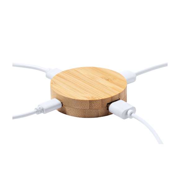 Puerto USB 2.0 fabricado en bambú. Incluye puerto Tipo C y 2 puertos USB, con entrada dual USB/Tipo C. Presentado en caja individual de diseño kraft.Fabricado conforme a estándares RoHS, con sistema de bloqueo para evitar cortocircuitos.