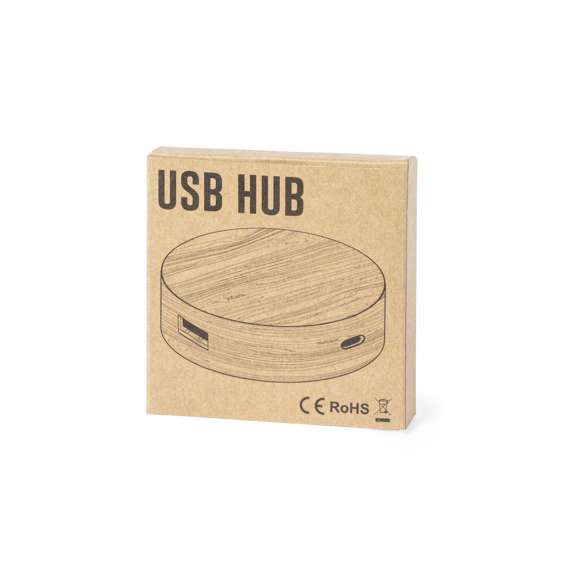 Puerto USB 2.0 fabricado en bambú. Incluye puerto Tipo C y 2 puertos USB, con entrada dual USB/Tipo C. Presentado en caja individual de diseño kraft.Fabricado conforme a estándares RoHS, con sistema de bloqueo para evitar cortocircuitos.