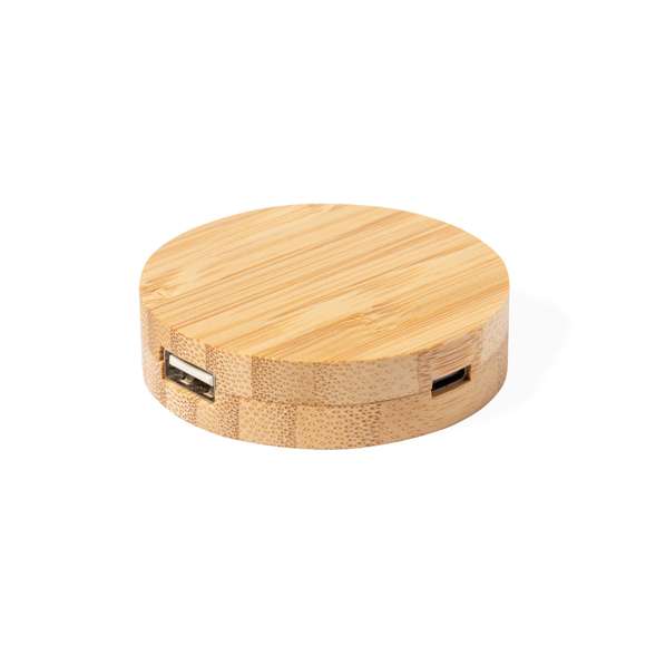Puerto USB 2.0 fabricado en bambú. Incluye puerto Tipo C y 2 puertos USB, con entrada dual USB/Tipo C. Presentado en caja individual de diseño kraft.Fabricado conforme a estándares RoHS, con sistema de bloqueo para evitar cortocircuitos.