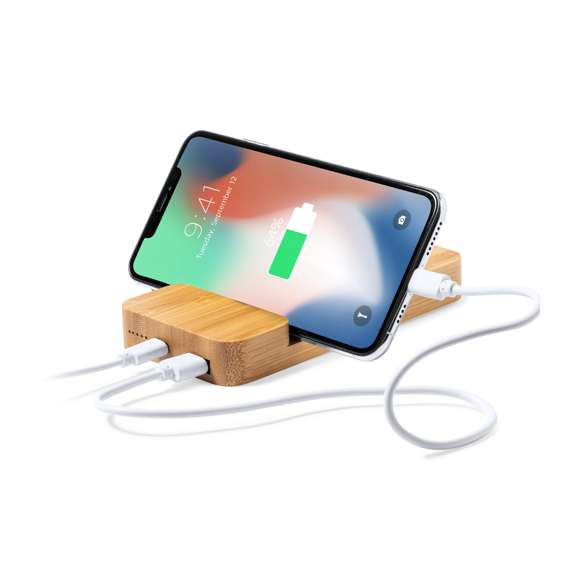 Batería auxiliar externa de 5.000 mAh fabricada en bambú, con cargador inalámbrico integrado 15W y soporte para dispositivo móvil.Salida USB, con conexión Tipo C dual de entrada y salida e indicador LED de estado de carga. Compatible con dispositivos equipados con tecnología de carga inalámbrica Qi, cable de carga Tipo C incluido. Presentado en caja individual de diseño kraft, con manual de instrucciones en español e inglés. Entrada/Salida USB C: 5-12V DC 3-1.67V, PD20WSalida USB: 5-12V DC 3-1.5ALas capacidades mostradas en todas nuestras baterías auxiliares externas son reales, incorporando todas ellas baterías de grado A y no recicladas, con una vida útil de al menos 500 ciclos de carga y según normativa CE. Además, están fabricadas conforme a los estándares RoHS y en cumplimiento con los siguientes requisitos de seguridad:Sistema de protección contra sobrecarga del power bank. Sistema de protección contra descarga completa que proporciona una mayor durabilidad del power bank. Sistema de bloqueo para evitar cortocircuitos. Sistema de transferencia de carga constante, acorde con la capacidad del dispositivo de destino.