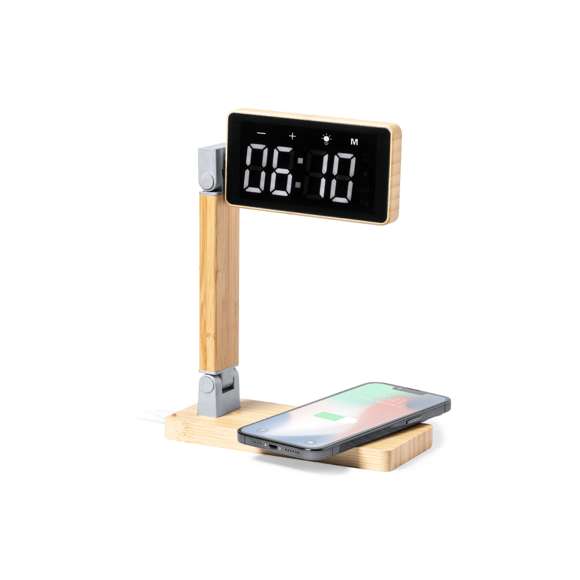 Reloj multifunción con pantalla táctil retroiluminada y cargador inalámbrico 15W integrado, con salida USB(5V DC 2A). Plegable y fabricado en bambú, con funciones fecha/hora y alarma. Lámpara con 16 LEDs y 3 posiciones de iluminación, con intensidad de luz regulable. Cable de carga Tipo C incluido y compatible con dispositivos equipados con tecnología de carga inalámbrica Qi. Presentado en caja individual de diseño kraft, con manual de instrucciones en español en inglés.Fabricado conforme a los estándares RoHS y en cumplimiento con los siguientes requisitos de seguridad:Sistema de protección contra sobrecalentamiento.Sistema de protección contra sobrecarga.Sistema de bloqueo para evitar cortocircuitos.